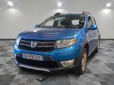 une photo d'une dacia bleue garée sur un sol en damier