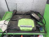 une machine verte posée sur une table