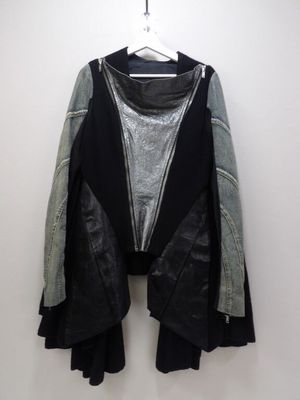 la veste est suspendue à un cintre sur le mur