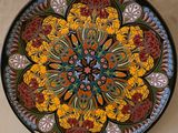 une assiette décorative ornée d’un motif floral coloré