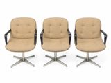 lot de trois fauteuils pivotants du milieu du siècle, avec accoudoirs rembourrés