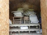 une petite pièce où il y a beaucoup de coussins sur les étagères