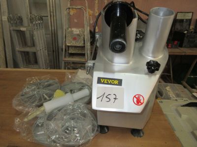 une machine posée sur une table