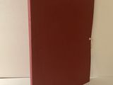 le livre rouge est posé sur une surface blanche