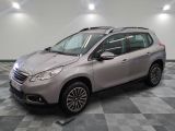 la voiture argentée est garée dans le garage sur un sol en damier