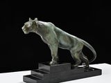 une image représentant une statue en bronze d'une panthère posée sur un socle noir