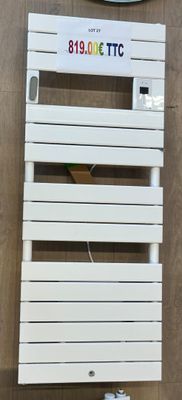 une horloge accrochée au mur à côté d'un radiateur