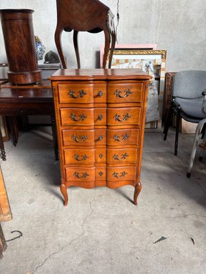 une commode en bois surmontée d'une tête de cheval