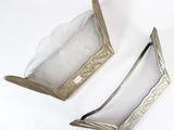 deux couverts posés sur une surface blanche