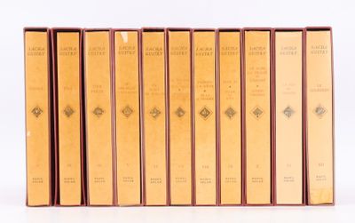 une pile de cinq livres posés les uns sur les autres sur une surface blanche