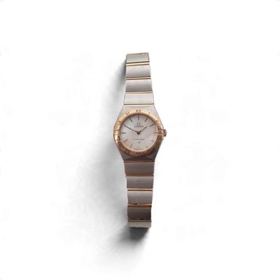 une image d'une montre-bracelet de femme sur une surface blanche
