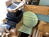 une pile de cartons et une chaise dans un coin de la pièce