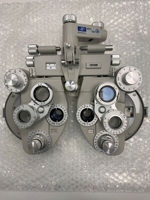 une image représentant une paire de lunettes posée sur une table