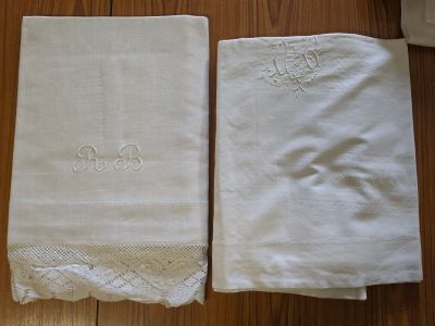 517 / CH-B6 / Lot de deux draps en coton blanc l'un chi…