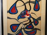 tableau représentant une personne tenant une pomme rouge devant un tableau représentant un oiseau