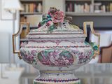 un vase posé sur une table devant une bibliothèque