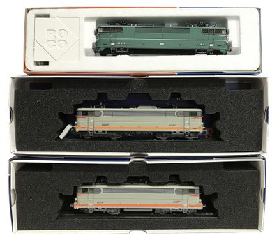deux boîtes contenant un train, posées sur une surface blanche
