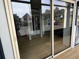 une grande porte coulissante en verre à l'extérieur d'un immeuble