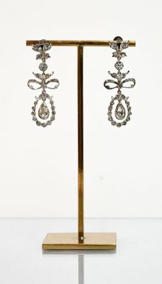 Paire de pendants d'oreille en argent serties de pierres du …