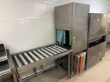 Cette cuisine comporte de nombreux appareils électroménagers en acier inoxydable