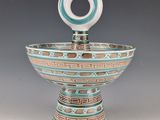 un bol bleu et blanc muni d'une anse circulaire
