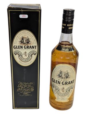 une bouteille de whisky Glen Grant à côté d'une boîte en carton