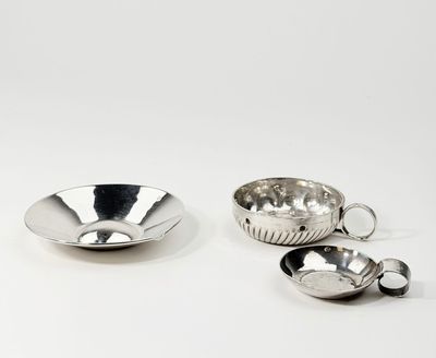 trois couverts posés sur une surface blanche