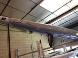 une maquette d'avion exposée dans un bâtiment