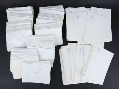 Plusieurs enveloppes blanches sont empilées les unes sur les autres sur une surface noire.