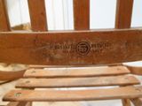 gros plan d'une chaise en bois sur laquelle est apposée une étiquette