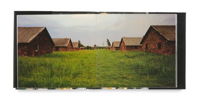 une photo d'un livre sur lequel figure l'image d'une ferme