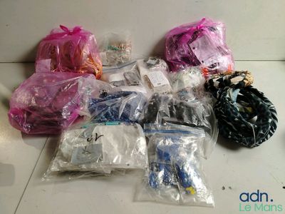 de nombreux sacs remplis d'objets qui traînent par terre