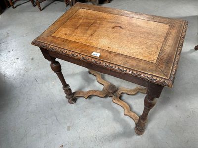 une petite table avec un plateau en bois dans une pièce