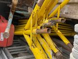 tout un tas d'outils qui traînent à l'arrière d'un camion