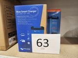 une boîte contenant un chargeur intelligent bleu posée sur une étagère