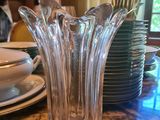 un vase en verre posé sur une table