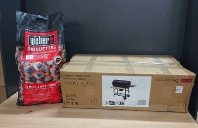 une boîte de nourriture posée sur une table à côté d'un sac de nourriture