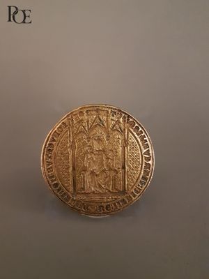 gros plan d'une pièce d'or sur une surface blanche