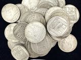 un tas de pièces d'argent sur lequel est accrochée une étiquette indiquant le prix