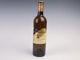 une bouteille de vin posée sur une table