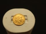 une pièce d'or posée sur un objet blanc