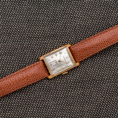 un gros plan d'une montre-bracelet avec un bracelet en cuir marron