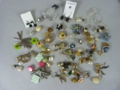 de nombreux types de boucles d'oreilles différents posés sur une table