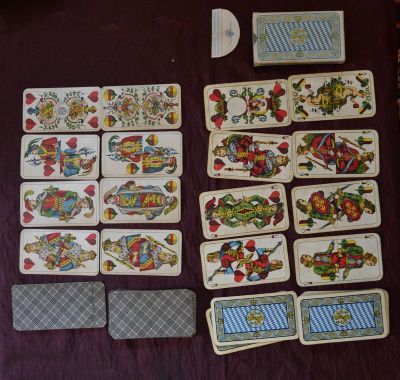beaucoup de cartes sur la table