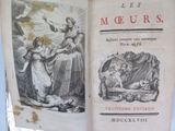 un livre sur lequel figure la photo d'une femme et d'un enfant