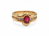 une bague en or avec un rubis et des diamants