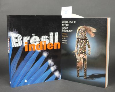 les deux livres sont ouverts sur une surface grise avec un fond noir