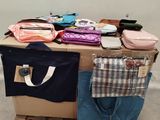 une table sur laquelle sont posés de nombreux sacs