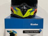 une boîte sur laquelle est posé un casque