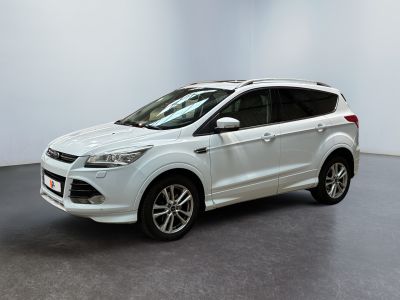 Une Ford Kuga blanche est garée dans une pièce blanche